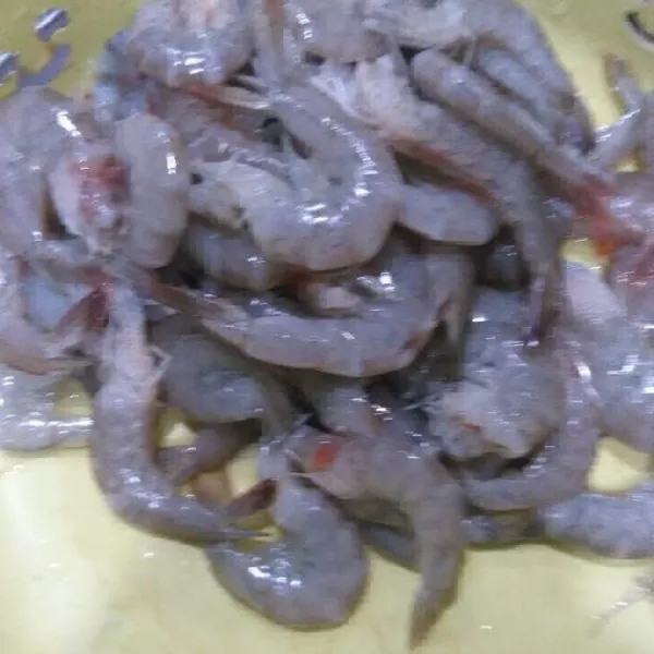 Cuci bersih udang kemudian lumuri dengan air perasan jeruk nipis