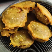 Goreng hingga matang kecokelatan jangan sering di bolak-balik dan gunakan api agak kecil, kemudian angkat dan tiriskan.