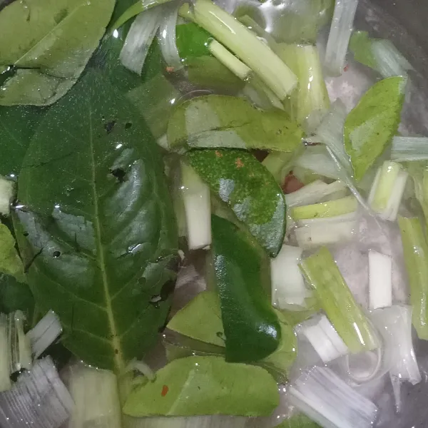 Rebus air tambahkan irisan daun bawang dan bumbu daun