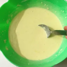 Membuat lapisan tepung, kemudian campur semua bahan jadi satu dan tuang air, lalu aduk hingga rata.