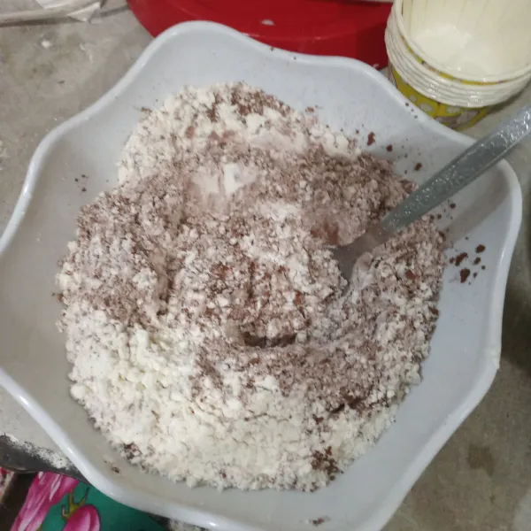 Campurkan tepung terigu, garam, soda kue, baking powder, dan cokelat bubuk, kemudian ayak.