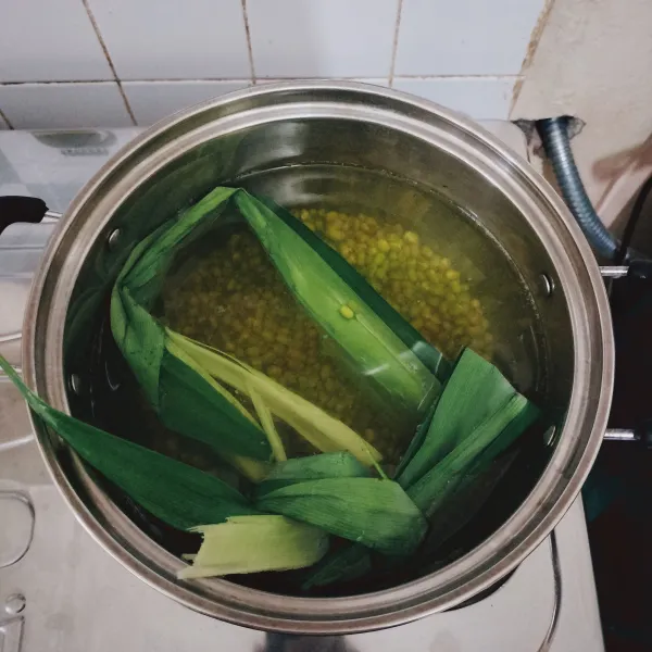 Rebus kacang hijau dengan 2 lembar daun pandan sampai kacang hijau empuk bisa metode 5.30.7.