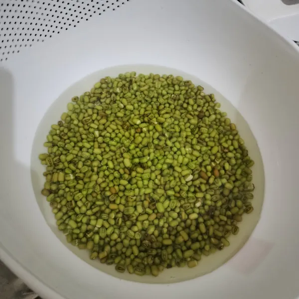 Cuci bersih kacanh hijau, rendam semalaman.