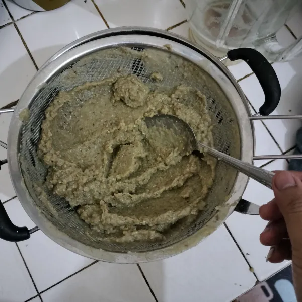 Saring kacang hijau yang sudah diblender