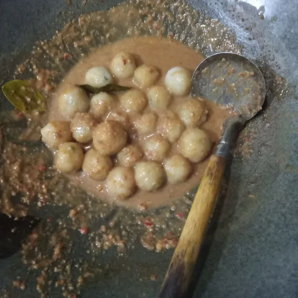 Masukkan cilok kedalam bumbu kacang. Aduk rata.