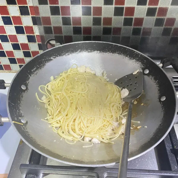 Lalu masukkan spaghetti dan aduk rata.