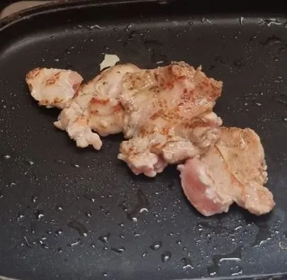 Panggang daging ayam sampai kedua sisi matang, kemudian di suwir suwir
