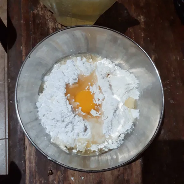 Campurkan tepung terigu, tepung tapioka, garam dan kaldu, aduk rata. Masukkan minyak dan telur.