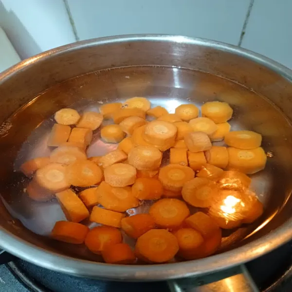 Rebus air hingga mendidih, masukkan wortel. Masak hingga wortel empuk.