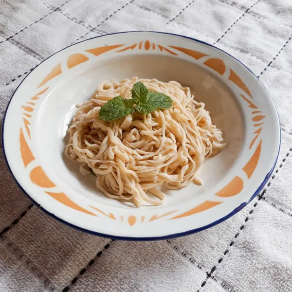 Lepaskan lipatan mie dan taburi tepung tapioka agar tidak menempel atau menggumpal. Mie siap digunakan.