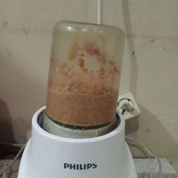 Blender kacang tanah, bawang putih dan cabai yang sudah digoreng.