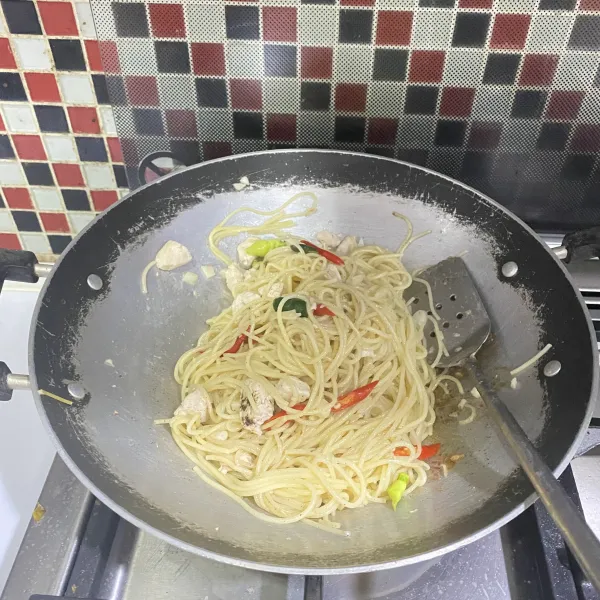 Spagetti Aglio Olio siap disajikan dengan taburan oregano dan keju permesan.