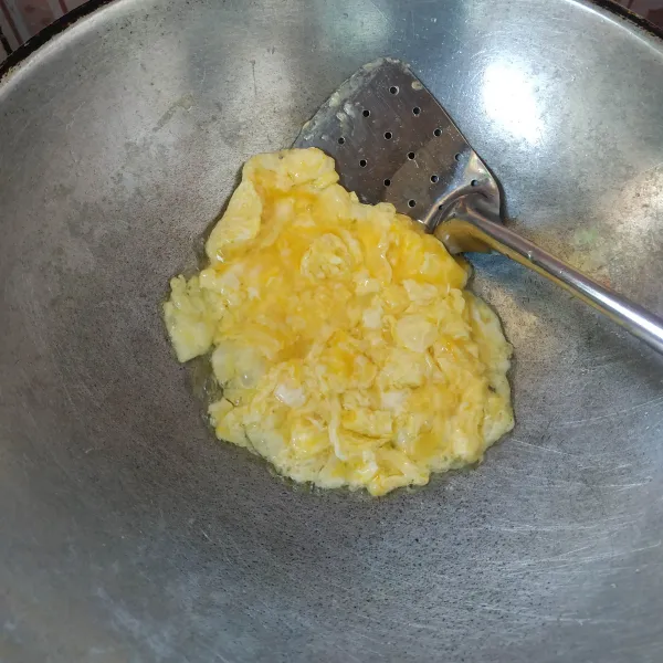Panaskan minyak goreng secukupnya, masukkan telur goreng orak arik hingga matang.