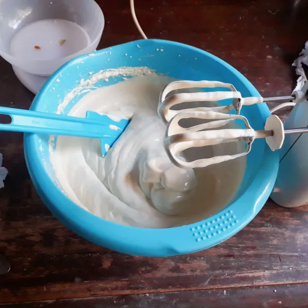 Campurkan telur, gula, SP dan pewarna. Mixer kecepatan tinggi selama 5 menit hingga kental berjejak.