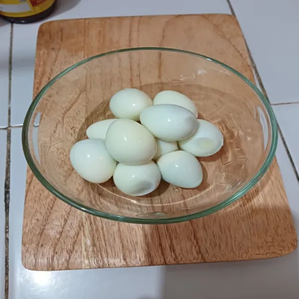 Rebus telur puyuh hingga matang, kemudian kupas. Sisihkan.