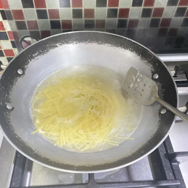 Rebus spaghetti sampai aldente, kemudian tiriskan.
