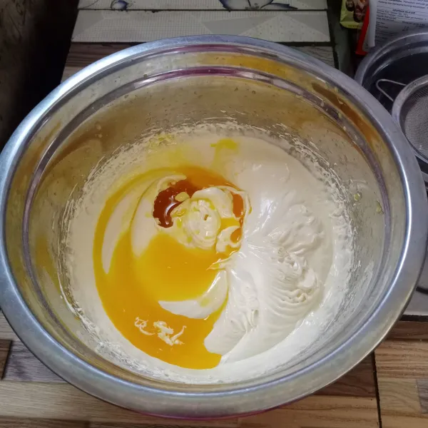 Kemudian masukkan margarin leleh, aduk balik sampai tercampur rata.