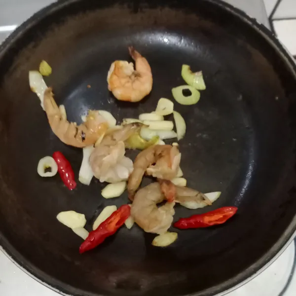 Masukkan udang. Masak hingga berubah warna.