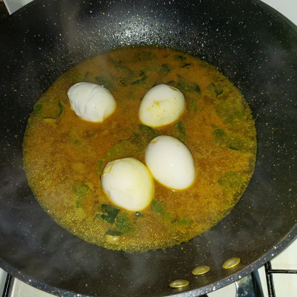 Masukkan telur, aduk rata, biarkan mendidih.