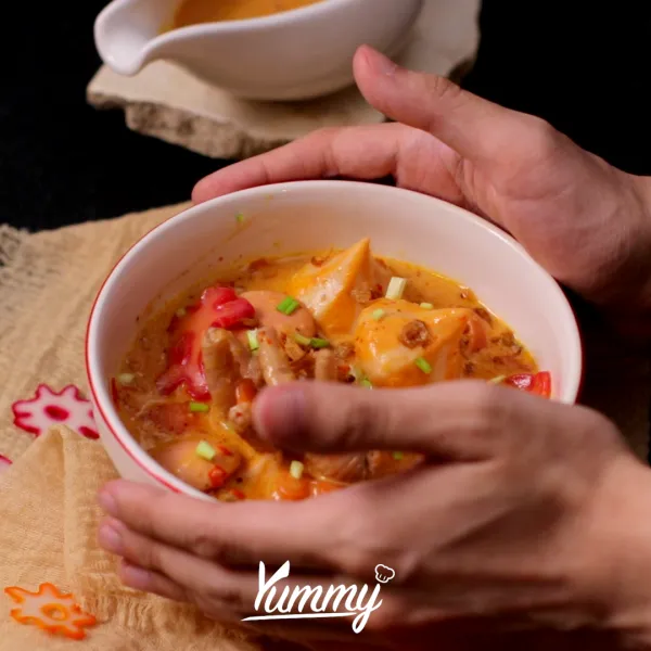 Tuangkan seblak ke dalam mangkuk saji, taburkan bawang goreng. Seblak Creamy siap untuk disajikan.