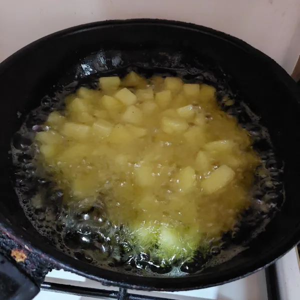 Goreng setengah kering kentang bentuk dadu, tiriskan.