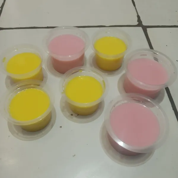 Tuang larutan puding kedalam cup. Diamkan hingga mengeras.
