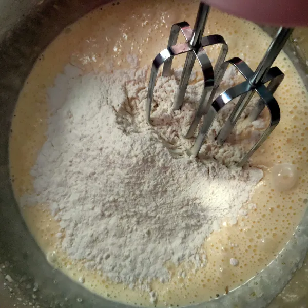 Masukkan santan, tepung terigu dan vanili, mixer sebentar saja dengan speed rendah asal rata, matikan.