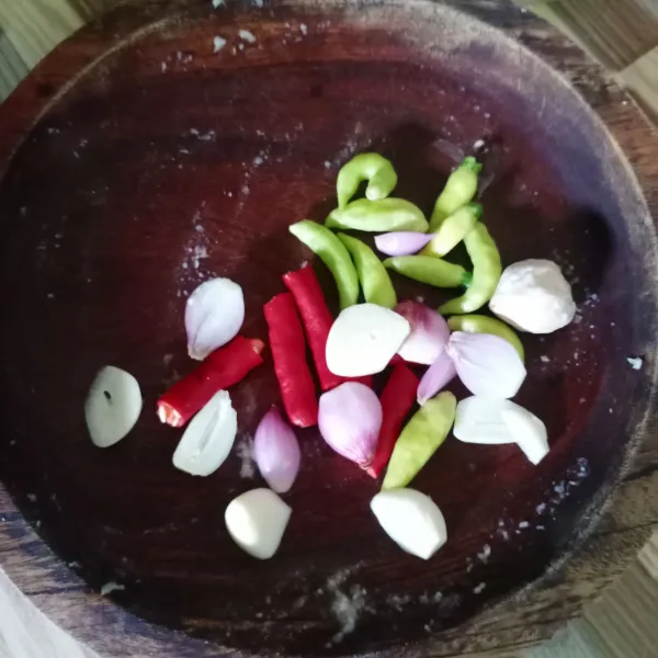 Haluskan bawang merah, bawang putih, cabe merah keriting, cabe rawit dan kemiri.