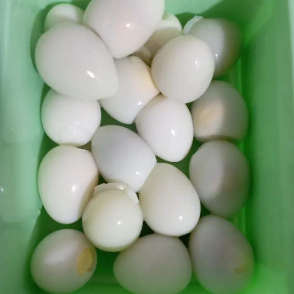 Siapkan telur putihnya.