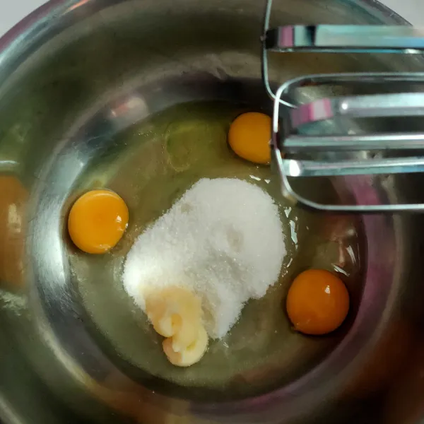 Campur gula, telur dan sp jadi satu.