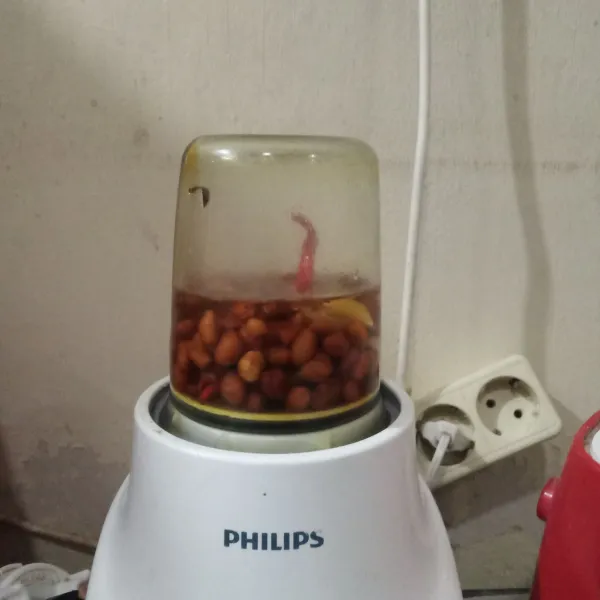 Blender kacang tanah, gula merah, bawang putih, cabai merah, dan 100 ml air hingga halus.