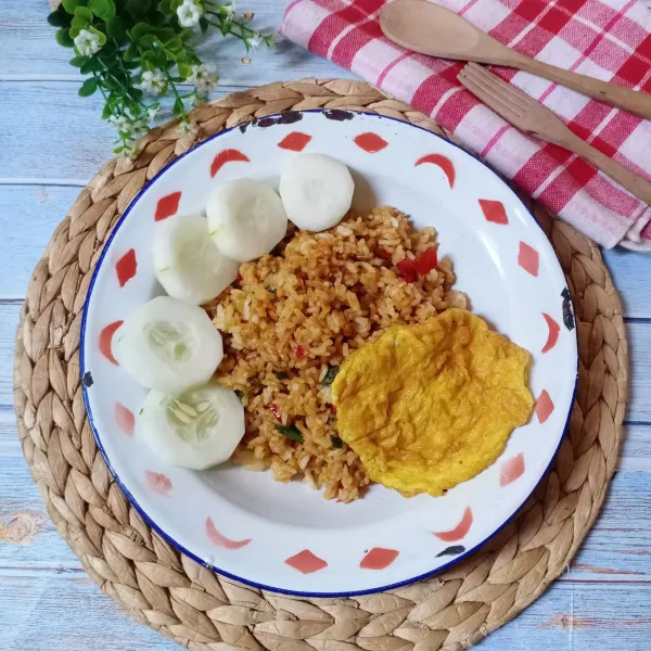 Sajikan dengan telur dadar dan irisan mentimun.