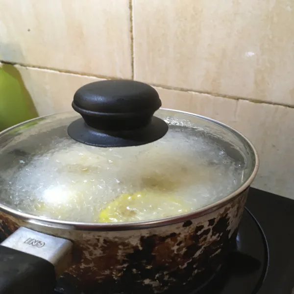 Masak dengan api sedang sampai matang.