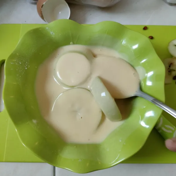 Potong buah apel, lalu masukkan dalam adonan.