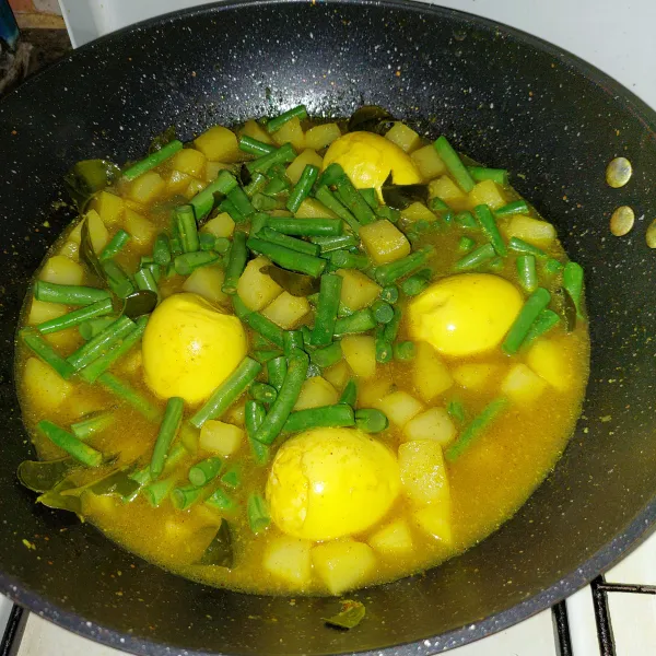 Masukkan kacang panjang, masak hingga cukup matang.