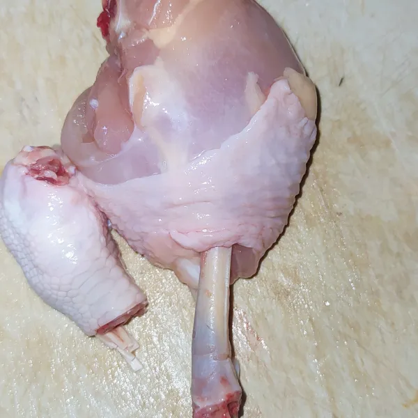 Potong bagian tulang atas paha ayam, lalu dorong bagian dagingnya ke bagian bawah sehingga membentuk drum stick.