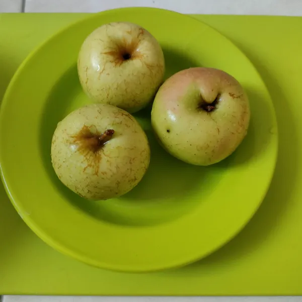 Siapkan buah apel yang sudah dicuci bersih.