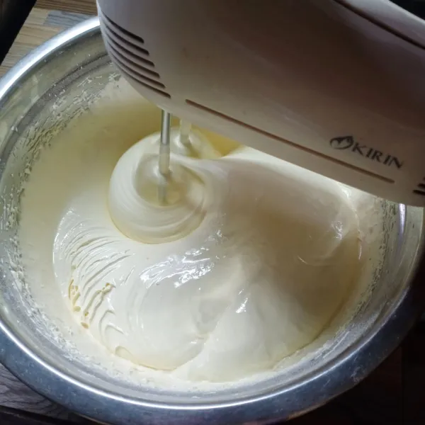 Dalam wadah masukkan telur, gula pasir, vanilla, SP, tepung terigu, susu bubuk dan tepung maizena. Kemudian mixer dengan kecepatan tinggi selama 7 menit.