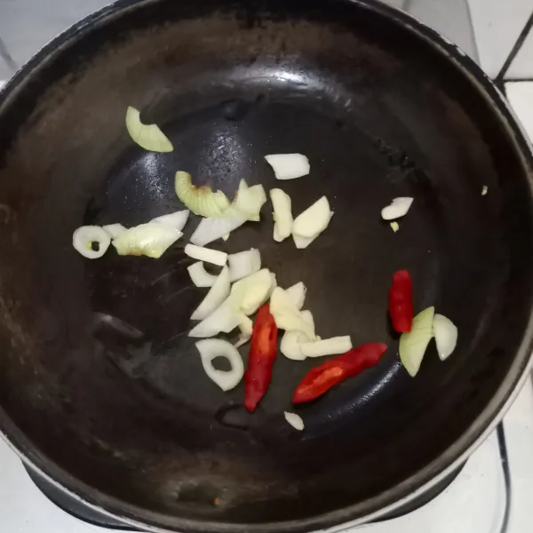 Tumis bawang putih, bawang bombay dan cabe hingga harum.