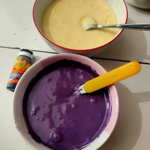 Panaskan kukusan, lapisi tutup dengan kain. Bagi adonan menjadi dua sama rata, satu bagian biarkan putih dan satunya beri pasta taro.