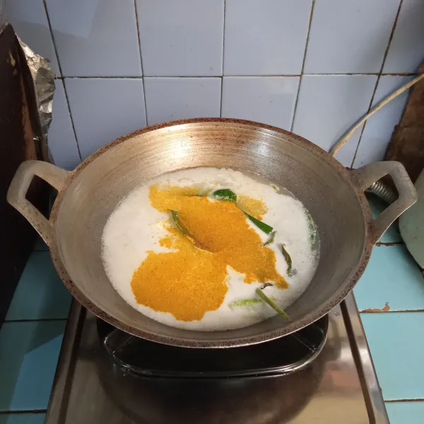 Masukkan bumbu racik ayam goreng, aduk rata. Masak dengan api sedang sambil sesekali diaduk supaya tidak mengerak.