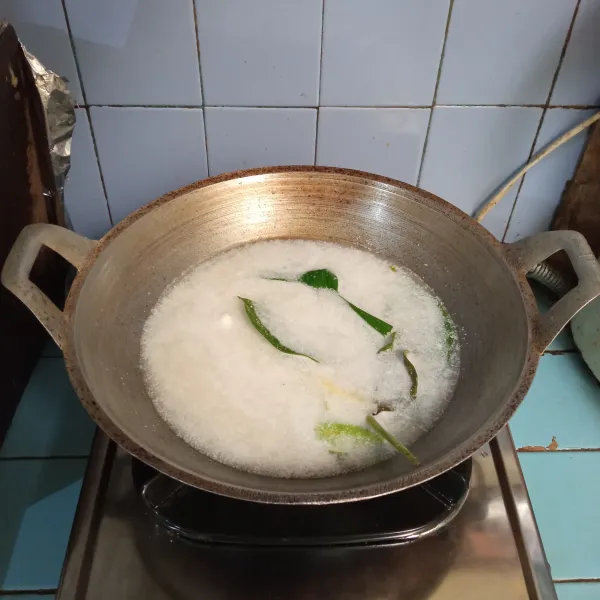 Setelah itu tuang santan.