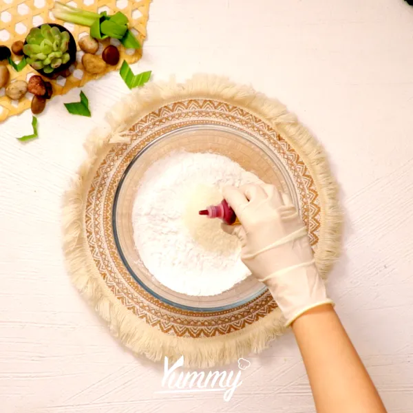Campurkan tepung ketan, tepung beras, pewarna merah, dan gula pasir ke dalam wadah. Tambahkan air sedikit demi sedikit ke dalam wadah sambil diaduk hingga membentuk adonan yang kalis dan tidak menempel di wadah.