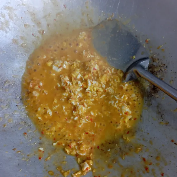 Panaskan secukupnya minyak masukkan satu butir telur aduk rata orak-arik, lalu masukkan bumbu halus tumis sampai harum.