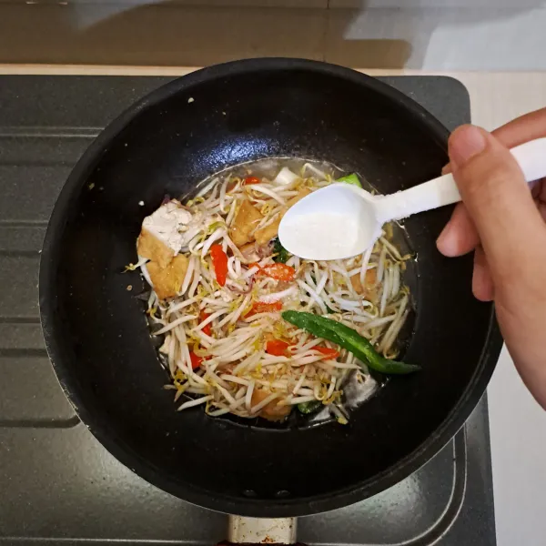 Lalu masukkan 1 sendok teh garam dapur dan 1 sendok teh gula pasir.
