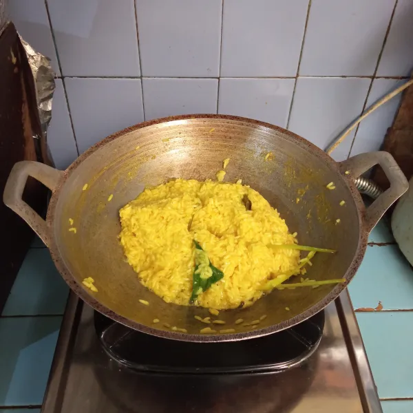Masak sampai air menyusut. Matikan kompor.