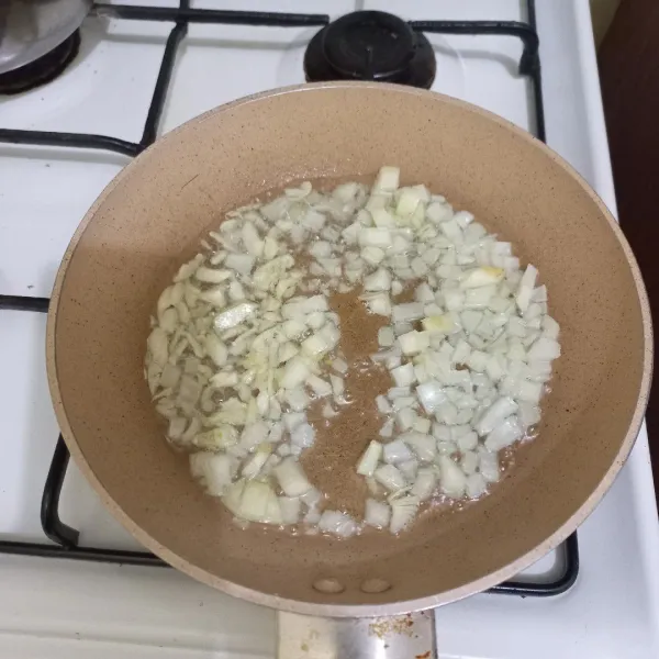 Panaskan minyak goreng, tumis bawang putih dan bawang bombay cincang hingga harum.