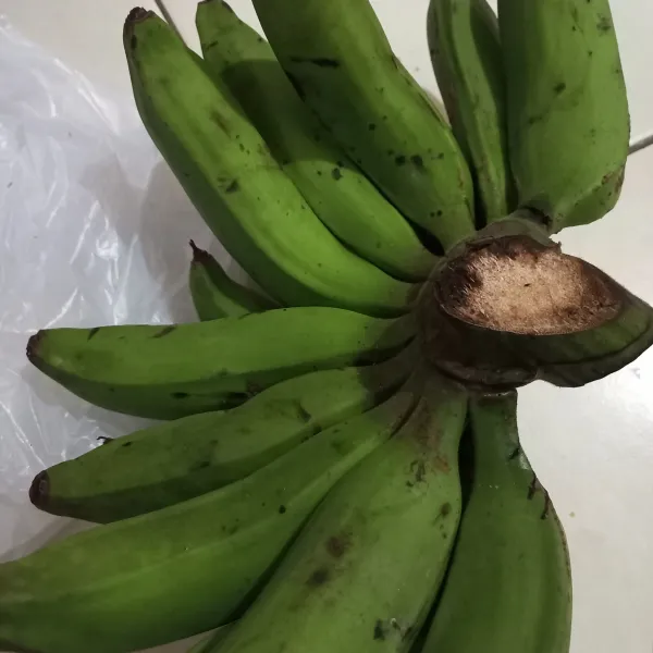 Siapkan pisang nangka mentah yang masih benar-benar keras, kemudian buka kulitnya.
