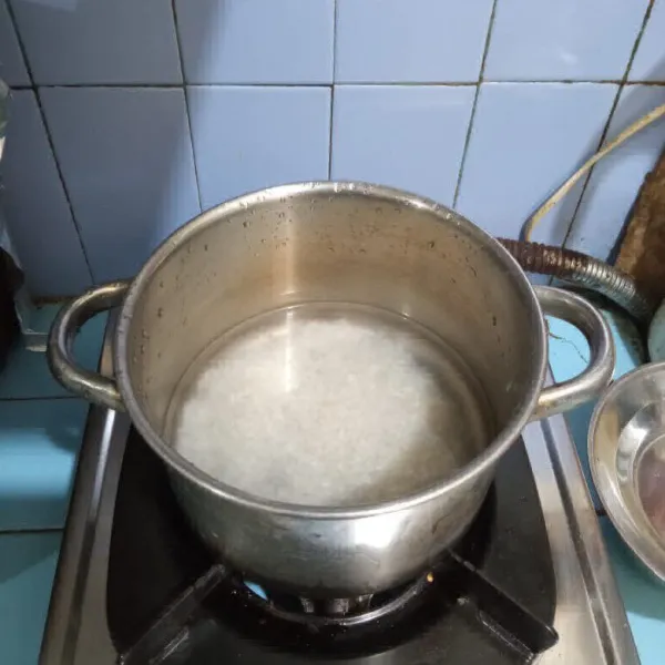 Rendam beras selama 25 menit dengan air mendidih.