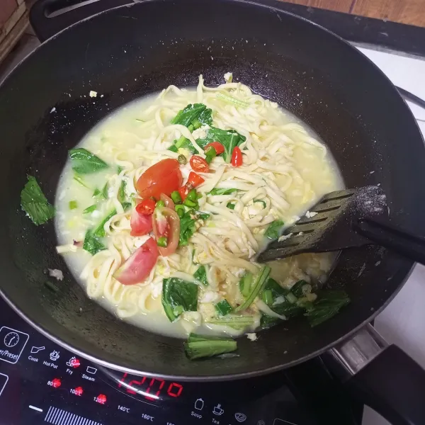 Masukkan mie telur, lalu bumbui dengan garam, lada bubuk, penyedap, dan kecap manis. Koreksi rasa. Aduk rata. Menjelang diangkat masukkan tomat dan irisan cabe rawit. Sajikan bersama pelengkap.